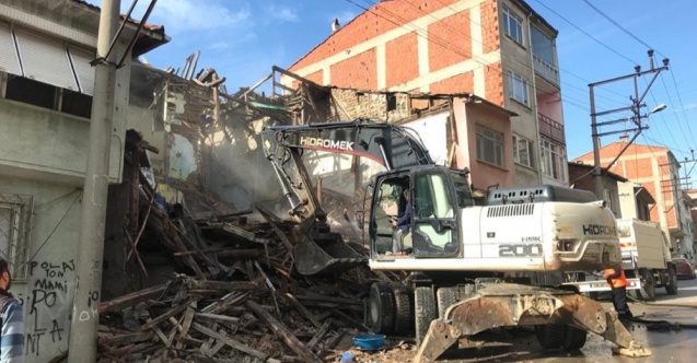 Metruk binalar kontrollü şekilde yıkıldı