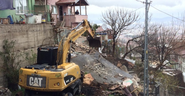 Tehlike oluşturan metruk bina yıkıldı
