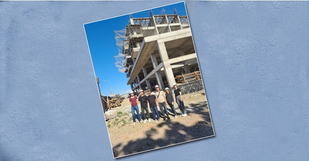 ADİLOĞLU, ÖĞRENCİLERİN YANINDA