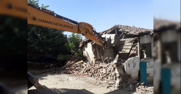 Osmangazi’de bir metruk bina daha yıkıldı