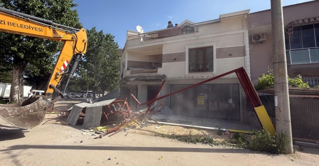 Binanın kaçak bölümü yıkıldı