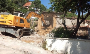 Tehlike saçan metruk binalar yıkıldı