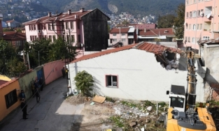 Osmangazi Belediyesi’nden tarihi koruyan yıkım