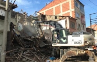 Metruk binalar kontrollü şekilde yıkıldı