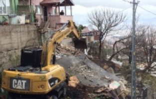 Tehlike oluşturan metruk bina yıkıldı