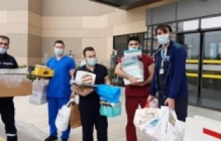 Uçak Asansör,  sağlık çalışanlarının yanında