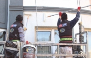 Redacril Koza, TOKİ konutlarını renklendiriyor