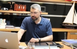 Apex Asansör, insanların yüklerini alıyor