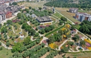 Başkan Dündar çocuklarla masal bahçesini gezdi