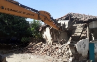 Osmangazi’de bir metruk bina daha yıkıldı