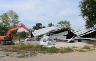 Kırsal mahallelerdeki 3 kaçak yapı yıkıldı