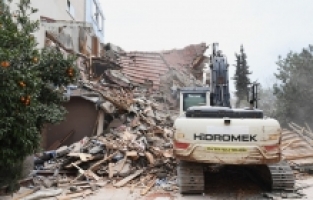 Tarihi surları tehdit eden riskli bina yıkıldı