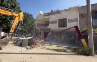 Binanın kaçak bölümü yıkıldı