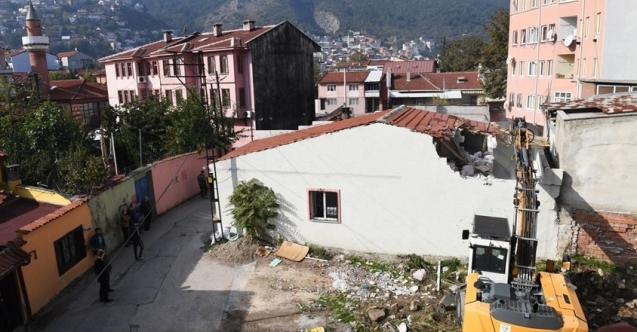 Osmangazi Belediyesi’nden tarihi koruyan yıkım